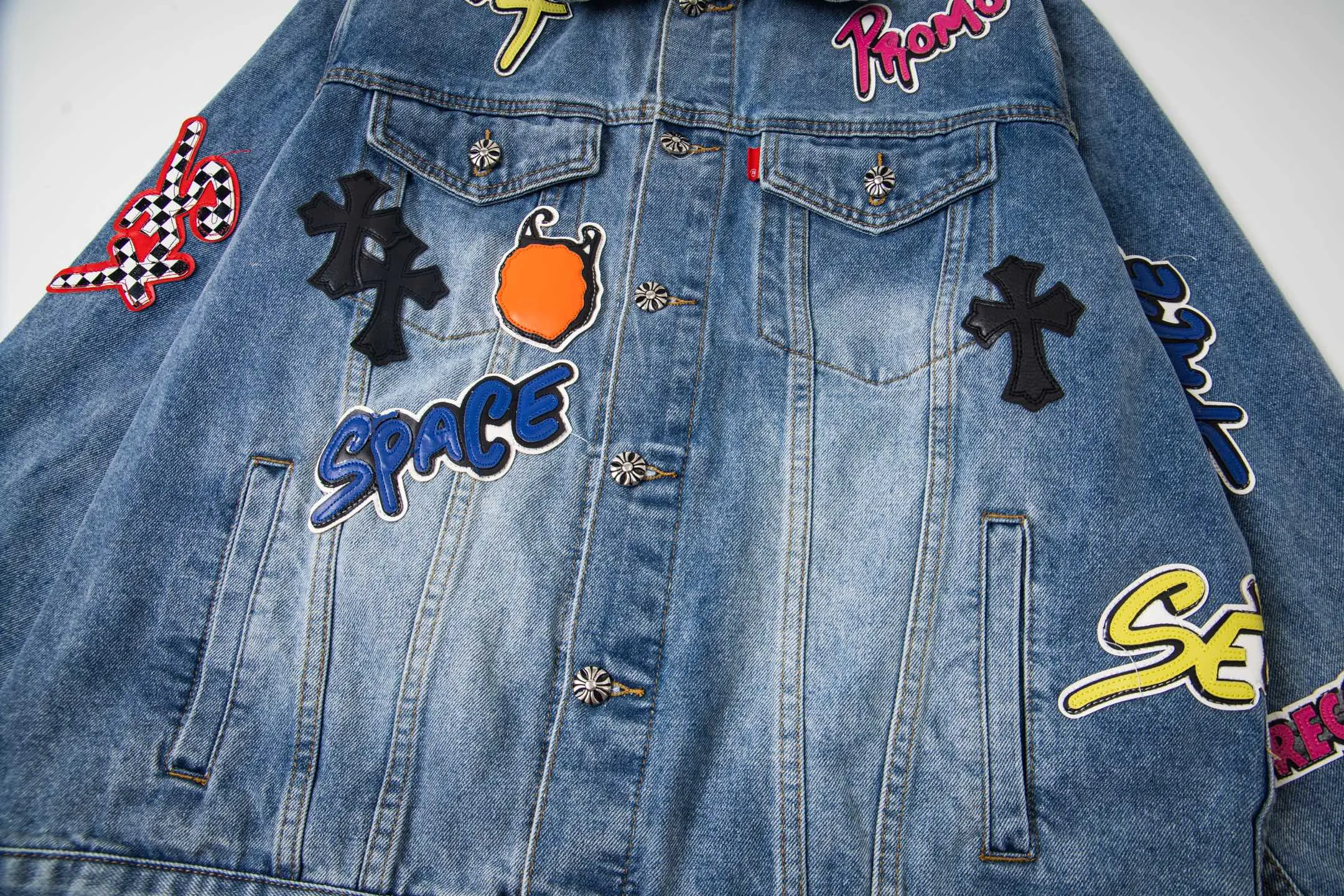 P320 ChromeHearts/Cro Hearts Cartoon Letter Chapter Cross Patchwork Leather Denim Jacket If you are obsessed with ChromeHearts, you can check it out. The same style for celebrities. Chrome Hearts is a very representative shirt jacket. The upper body of both men and women is really amazing, and it is the same style as Yu Shuxin and Angelababy! Recommended loose style for girls, super sweet! As soon as you go out, you will turn heads‼ ️This jacket really closes your eyes. Style number: 1857# (same style pants are available) Color: light blue Size: S M L XL